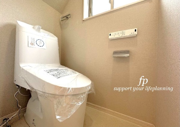 洗浄機能付き便座を標準装備。冬の寒い時期には暖房機能も活躍。快適にご利用いただけます。また、タンク奥のスペースを利用してちょっとした収納を造作することも可能。