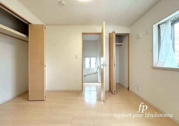 収納力が豊富な大型クローゼット。普段着やスーツはもちろんのこと、コート類などもしっかり掛けられます。奥行きもあるので、収納ボックスをそのままクローゼットの中へ。部屋にものが出ずスッキリしますね。