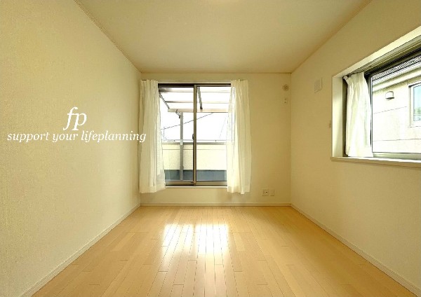 光が取り込みやすい2面採光の居室。日当たり良好です。しっかりとした大きさのクローゼットを完備し、収納スペースも十分。初めてのお子様にとっての「自分の部屋」。学習デスクやベッドの配置もラクラクです。