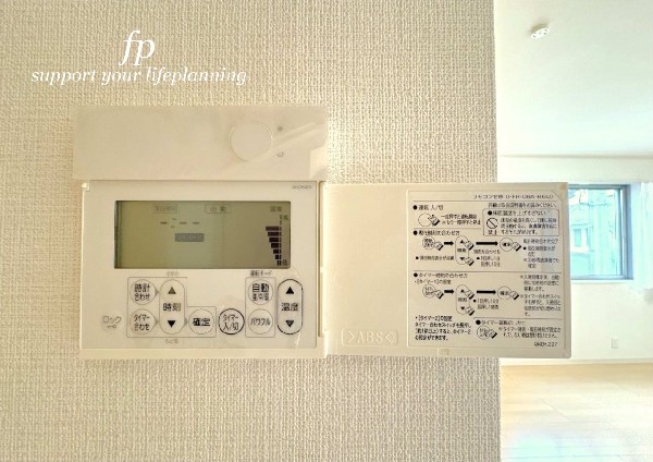 家族が集まる場所には、足元からあったか床暖房付です。ホコリが舞い上がりにくく、静かで空気もクリーン、さらに乾燥しにくいため、お肌やのどにもやさしいため、快適な居住空間です。