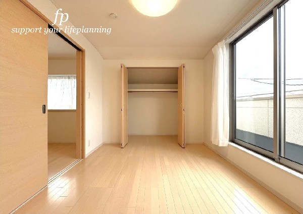 収納力が豊富な大型クローゼット。普段着やスーツはもちろんのこと、コート類などもしっかり掛けられます。奥行きもあるので、収納ボックスをそのままクローゼットの中へ。部屋にものが出ずスッキリしますね。