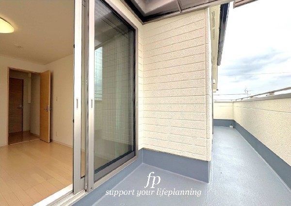 外観:明るい光が差しこむ陽だまりの空間。お洗濯も干せばあっという間に乾きそうで、家事もスムーズにこなせますね！乾いたお洗濯物からは太陽の匂いが感じられる心地よさ。