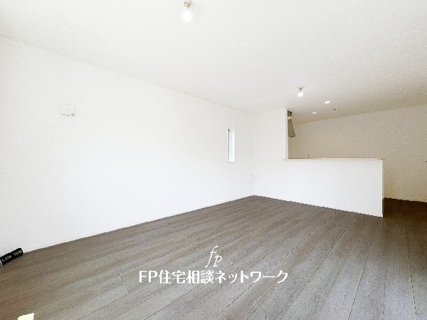 家族だんらんのスペースとなるリビング。家具の配置がしやすい広さを確保しつつ、窓が多い設計は色々な角度から光が取り込めるこだわりの間取りです。