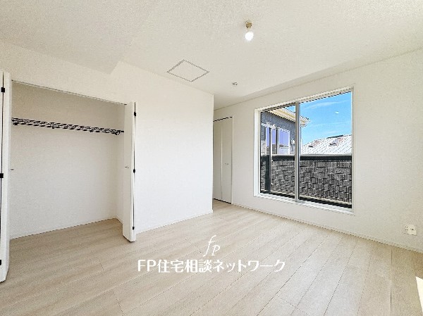 全居室には大型の収納クローゼットを完備。普段使いのお洋服や小物はもちろん、季節物のお洋服などもしっかりと整理整頓出来る。居室空間を隅々まで使えるのが嬉しい。