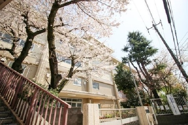 周辺環境:玉川小学校　(学校目標は根(こん)たくましく智(ち)かしこく和(わ)たのしくの知・徳・体の３拍子そろった子どもを目指す。)