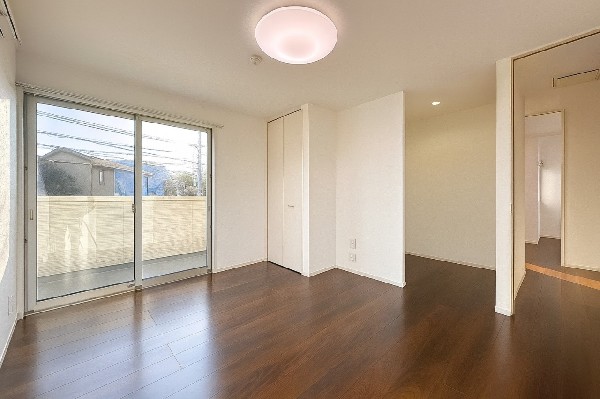 全居室には大型の収納クローゼットを完備！普段使いのお洋服や小物はもちろん、季節物のお洋服などもしっかりと整理整頓おしまい頂けます。