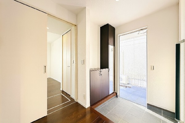 散らかりがちな玄関もスッキリと保てる玄関収納は、家の中に入る時最初に目に付く場所だからこだわりたいですよね！