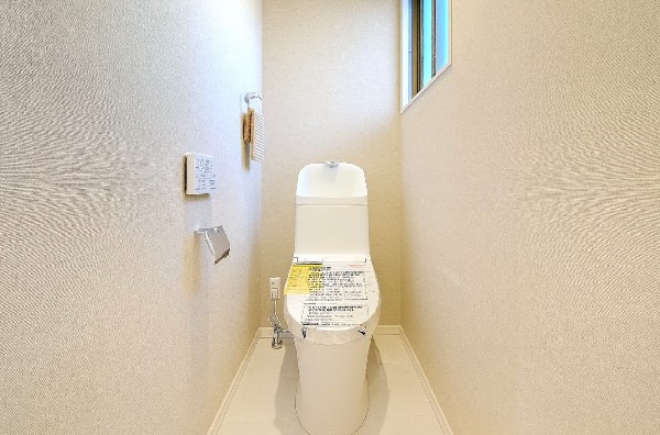 洗浄機能付き便座を標準装備。冬の寒い時期には暖房機能も活躍。快適にご利用いただけます。また、タンク奥のスペースを利用してちょっとした収納を造作することも可能。