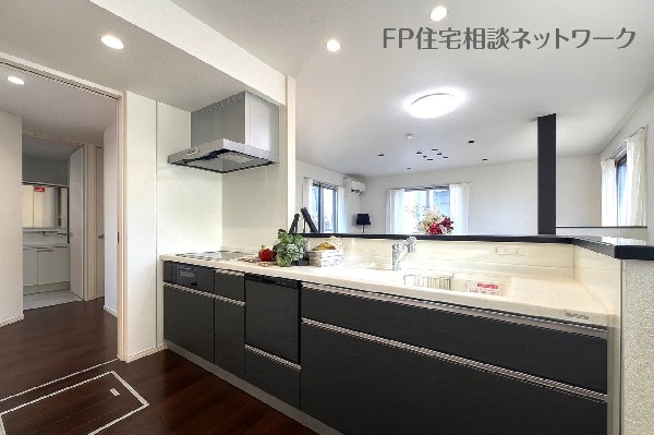 スライド収納付きのシステムキッチン。パスタ鍋や圧力鍋、フライパンなどもおしまい頂け、出し入れもスムーズ。