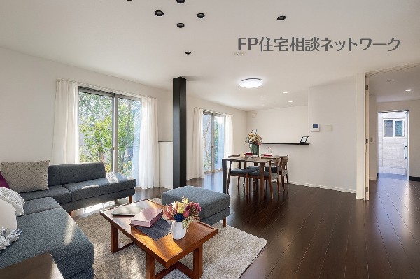 家族の一体感を感じられる広々としたスペース。家族と過ごす時間を大切にする方にピッタリのゆとりの住空間です。