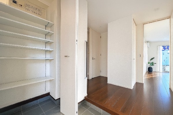 いつも気持ちよくご家族をむかえられるよう、玄関下駄箱収納をフル活用してスッキリとした玄関を保ってください。