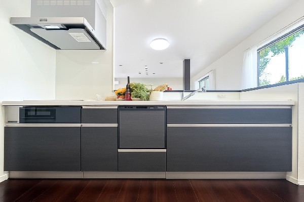 新しいキッチンは食事の支度が捗ります。お手伝いをしてくれるお子様と並びながら準備や片付けが出来るキッチンは、ご家族のコミュニケーションを育む場として活躍します。