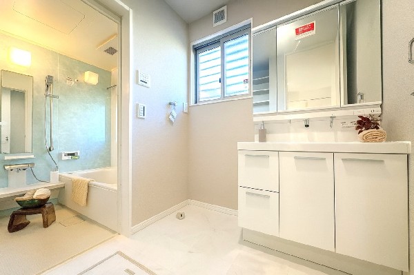 ゆとりの洗面スペースで朝の身支度も快適スムーズに。面鏡で髪のセットやお化粧もストレスなくこなせ、朝から気分良く通勤通学に向かえそうですね