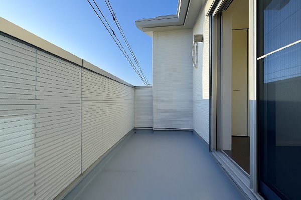 外観:南からの明るい光が差しこむ陽だまりの空間。南に大きく面したバルコニーでお洗濯も干せばあっという間に乾きそうで家事もスムーズにこなせますね！