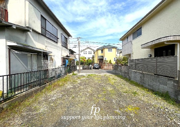 外観:風景画のようにみずみずしい緑をたたえる環境や自然光があふれる開放的なスペースは、さりげなくデザインされた室内ドアの色使い等がアート感覚を創出。