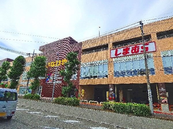 周辺環境:いなげや　新ゆりヨネッティー王禅寺前店(営業時間9時から22時、駐車場226台完備の大型スーパーです。)