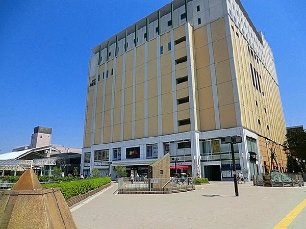 周辺環境:新百合丘オーパ (新百合ヶ丘駅目の前にある、大型ショッピング施設。ユニクロ、無印良品、100均、食料品、レストランなど、欲しいものが揃います。)