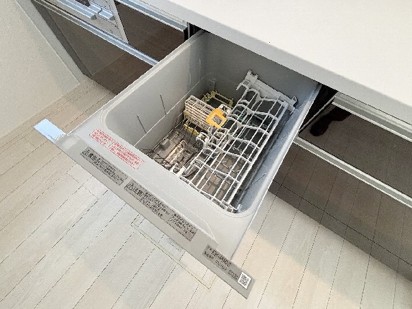 同仕様設備：食器洗浄乾燥機　時間の節約、手が荒れない、水道代の節約、高温度で洗うので油汚れもしっかり落とせる。まさに理想家電。