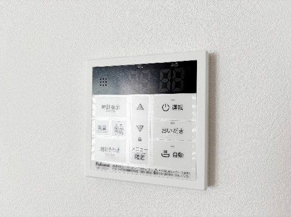 同仕様設備：ワンタッチでお湯張りや保温が可能なフルオートバス。保温機能でいつでも快適に入浴が可能です。