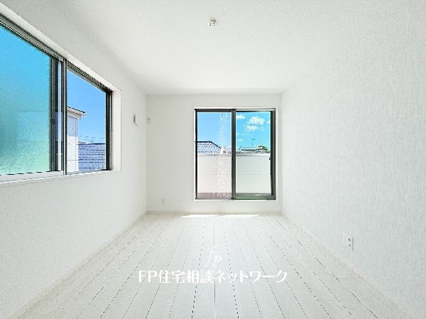 深いやすらぎへと誘う主寝室。ゆとりの広さと、落ち着いた内装仕様でプライベートな時間を心豊かにお過ごしいただけるように配慮。