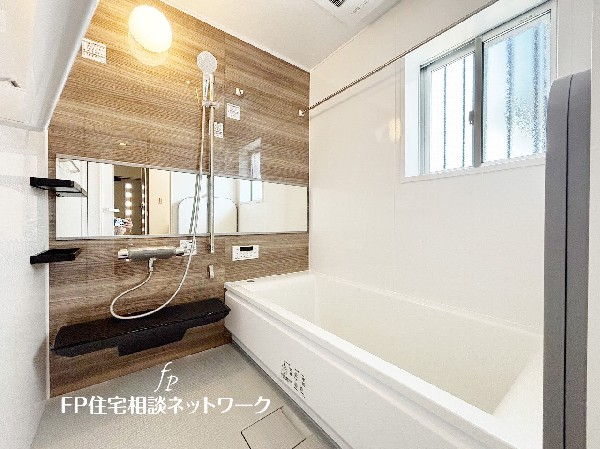 ゆったり入れる一坪バス。足を伸ばして入れるサイズは一日の疲れを癒すのに嬉しい広さ。お子様と一緒の入浴でも充分な広さです。