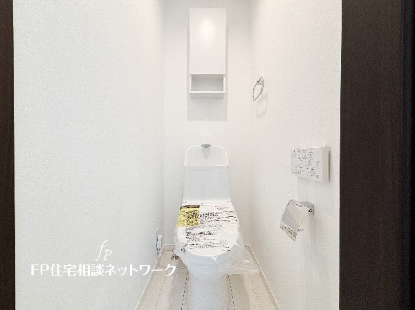 ウォシュレット、暖房便座機能付のトイレです。従来型に比べ節水効果があり、お手入れもしやすいので、家計も家事の負担も軽減してくれます。