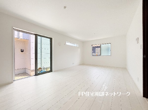 オープンな空間を生み出す、広がりとゆとり。家族と過ごす時間を大切にしたい方にぴったりのゆとりある住空間です。日差しがリビングの隅々までしっかりと届きます。