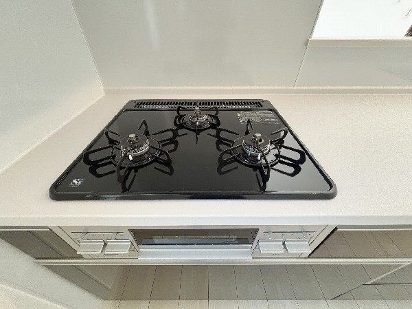 同仕様設備：同時並行で調理しやすい3口コンロです。お料理を同時にすすめることができ、料理時間の短縮にもなります。