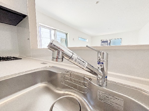 同仕様設備：スタイリッシュな、浄水器一体型水栓です。水栓にシャワーホースと浄水器を内蔵し、カルキ臭など軽減。シャワーヘッドを引き出すことで、広いシンクのお手入れもラクラク。