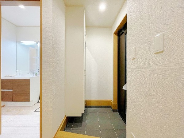 ストーン調のタイルを使った玄関は汚れにも強く、お洒落な印象です。玄関収納には、身だしなみチェックに便利な大きな一枚鏡が付いています。