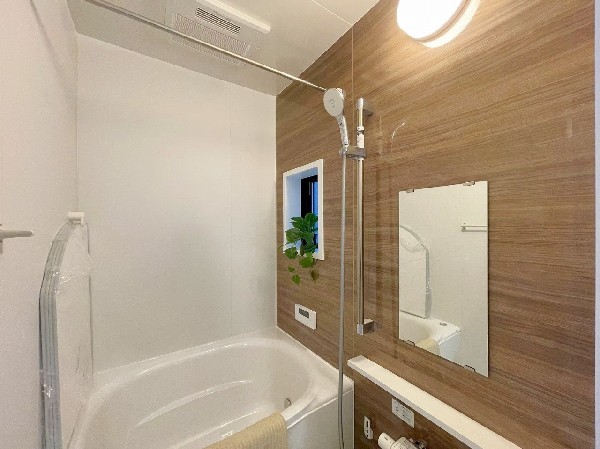 浴室には暖房・浴室換気・衣類乾燥・涼風機能。快適なバスライフと浴室の有効活用をお手伝いする1台4役の浴室乾燥暖房機付き。