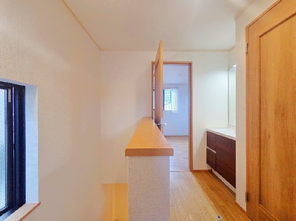 メインの洗面台とは別に、3階にもきちんとした洗面台を設置しました。独立した洗面台があるのは衛生的にもうれしい配慮です。