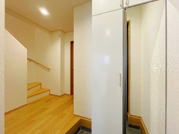 木目が印象的で優しい雰囲気のフローリングが施された室内は、上品で落ち着いた空間。