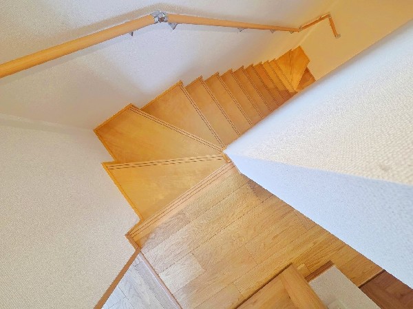 足元を明るく照らす窓のある階段は、手摺り付き。お子様やご年配の方はもちろん、お荷物を持っての移動にも助かります。