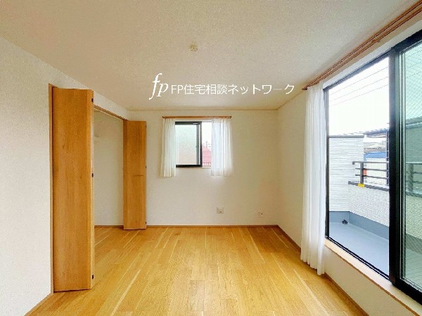 バルコニーに面した3階居室。いつも明るく風通しの良い空間は、健康的な日常生活を助ける快適な居住スペースとなります。