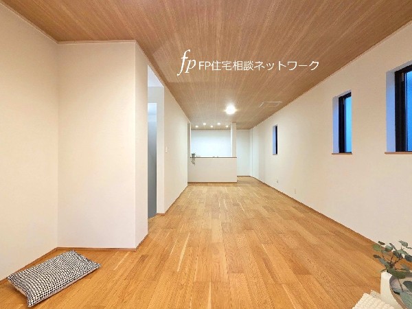 大切な家族が集まるからこそこだわりたいLDK。休日はお陽さまの光をたっぷりと取り込めるぽかぽかリビングで過ごしませんか。