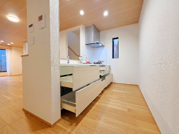 スライド収納付きのシステムキッチン。パスタ鍋や圧力鍋、フライパンなども収納できて出し入れもスムーズ。