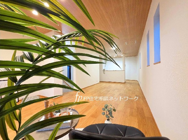 多路線乗り入れで通勤・通学にも便利なターミナル駅、商業施設も充実の武蔵小杉駅まで徒歩9分！空間にゆとりと明るさをもたらすワンフロアの2階LDK採用。