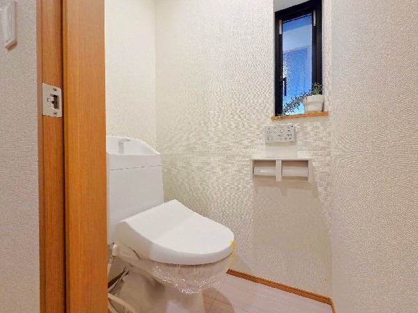 窓があることで陽ざしが入る明るいトイレ。こもりがちな空間ですが、窓からの換気で空気の流れを一掃できます。もちろん洗浄・暖房機能付きです。