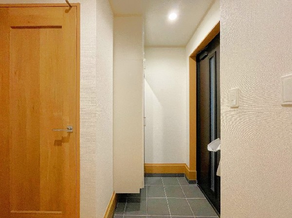 スッキリとした玄関は、それだけで心落ち着かせてくれます。住むひと、訪れる人を優しく迎えてくれるお住まい。