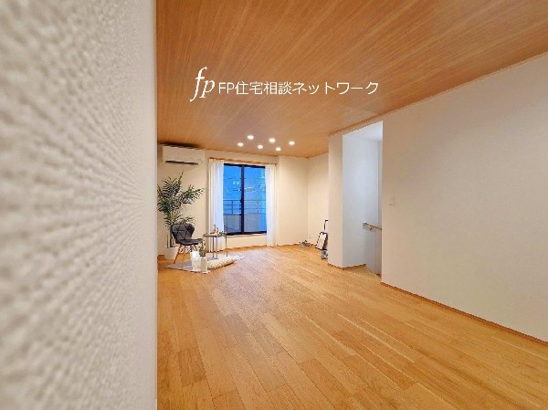 明るい陽光の射し込むリビングダイニングは、ナチュラルで落ち着いた印象。家族との寛ぎの場として、時にはお客様を招き、語らいを愉しむ迎賓の空間ともなる。