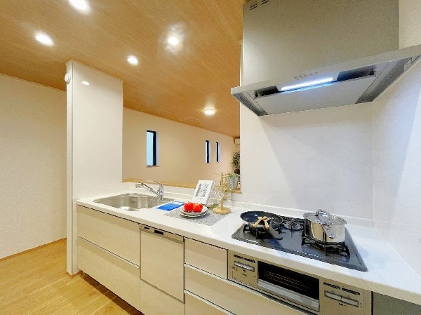 食洗機付きのシステムキッチンは、収納豊富で使いやすい仕様。お子様と並んで立てる広さのキッチンですので、お手伝いの時間も増えそうです