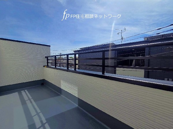 外観:洗濯物を干すだけのスペースではもったいない、多用途にご利用いただけるバルコニー。明るい光と爽やかな風に包まれる空間です。