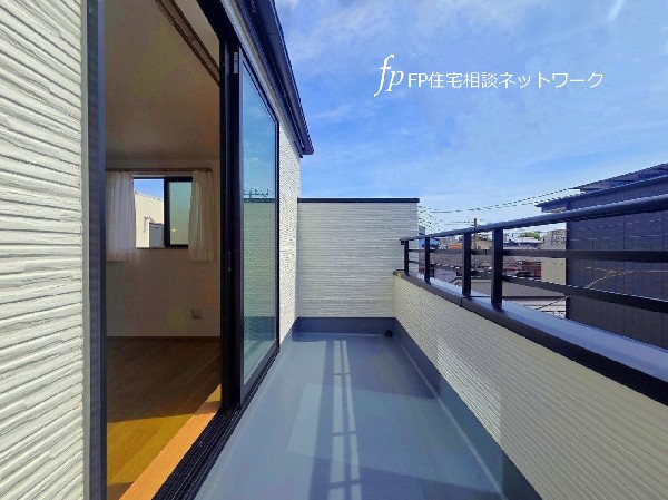 外観:奥行きがあるバルコニーなので洗濯物が干しやすい。