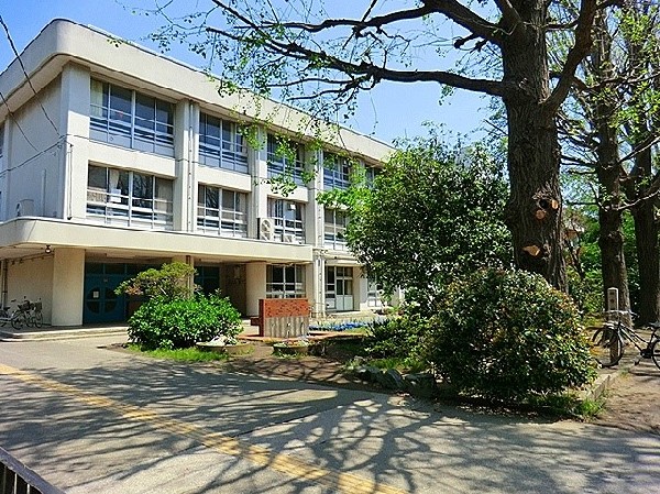 周辺環境:下沼部小学校(「やりぬく力」「ゆたかな心」「じょうぶなからだ」を目標に、知・徳・体のバランスのとれた児童の育成を目指しています。)