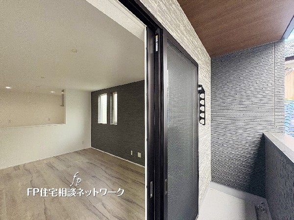 リビングとつながるバルコニーは、光と風を感じられる心地よい空間。開放感あふれる設計で、家族の団らんにもリラックスタイムにもぴったりです。