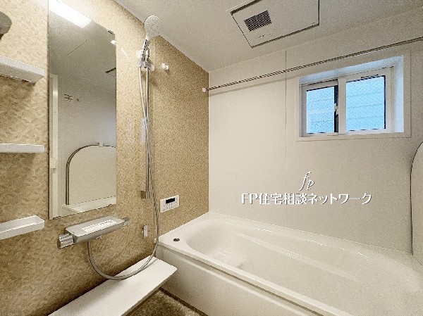 温かみのあるデザインが魅力のバスルーム。広々浴槽でゆったりとくつろげ、1日の疲れを癒す上質なリラックス空間です。