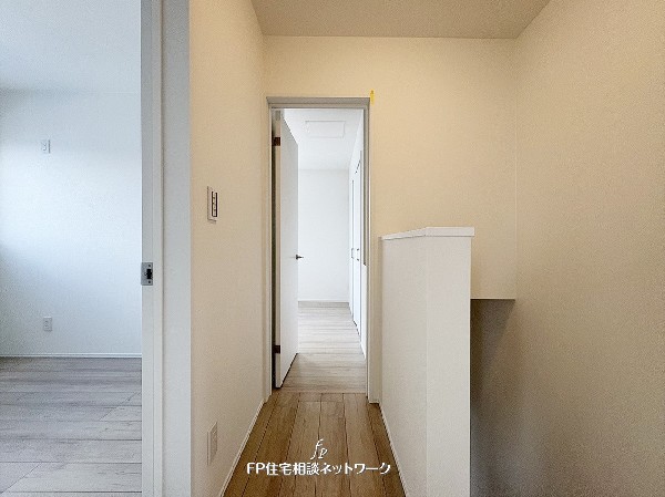 明るい光が差し込む廊下は、家全体に開放感を与える心地よい空間。シンプルで上品なデザインが、暮らしに穏やかな時間をもたらします。 