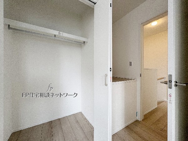 シンプルで使いやすいクローゼット空間。洋服をすっきり収納でき、生活動線もスムーズ。明るく清潔感のあるデザインが魅力です。 