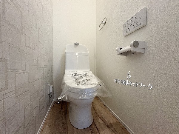 上品なデザインのアクセントクロスが映えるトイレ空間。清潔感と落ち着きを兼ね備え、毎日を快適に過ごせる心地よい空間です。